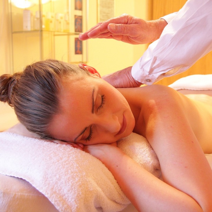Frau Energie-Balance Massage Bild